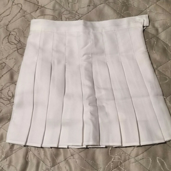 [SOLD ON DEPOP] HIGH WAISTED PLEATED TENNIS SKIRT w/ SAFETY SHORTS - Picture 4 of 4